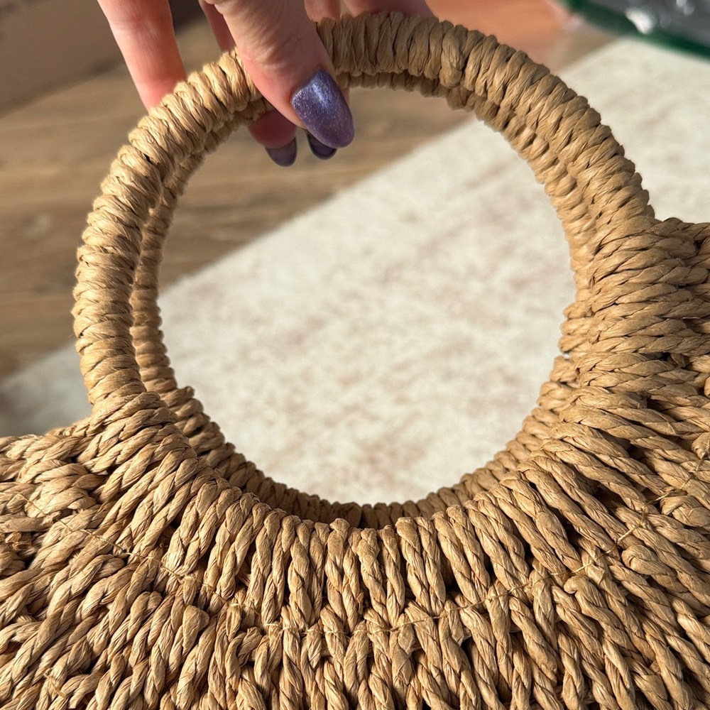 Elegant Tan Woven Handbag - Picture 6 of 6